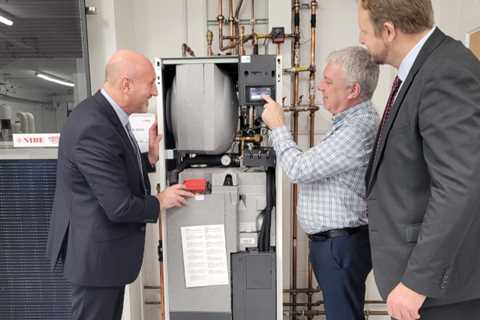 Shadow Minister for Skills and Education visits Chesterfield’s new Heat Pump Training Academy –..