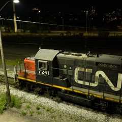 2 rail unions vote to go on strike at CN if talks falter