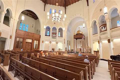 Uncovering the Fascinating Traditions and Customs of Cathedrals in Pinellas County, Florida