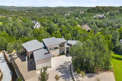 How Home Builders Quietly Rely on Taxi Services for Subcontractor Mobility